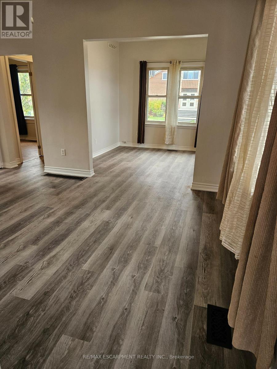 Single Family House Bungalow for Sale in  COCHRANE ROAD Hamilton (Rosedale) 