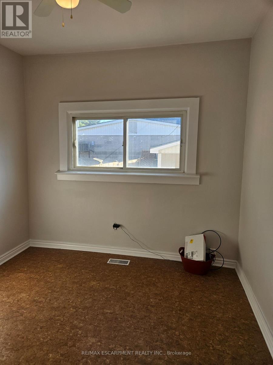 Single Family House Bungalow for Sale in  COCHRANE ROAD Hamilton (Rosedale) 