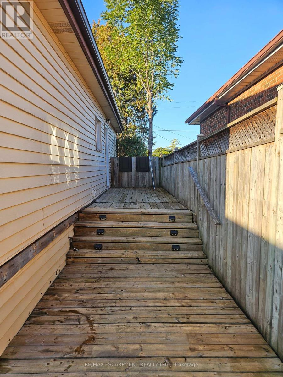 Single Family House Bungalow for Sale in  COCHRANE ROAD Hamilton (Rosedale) 