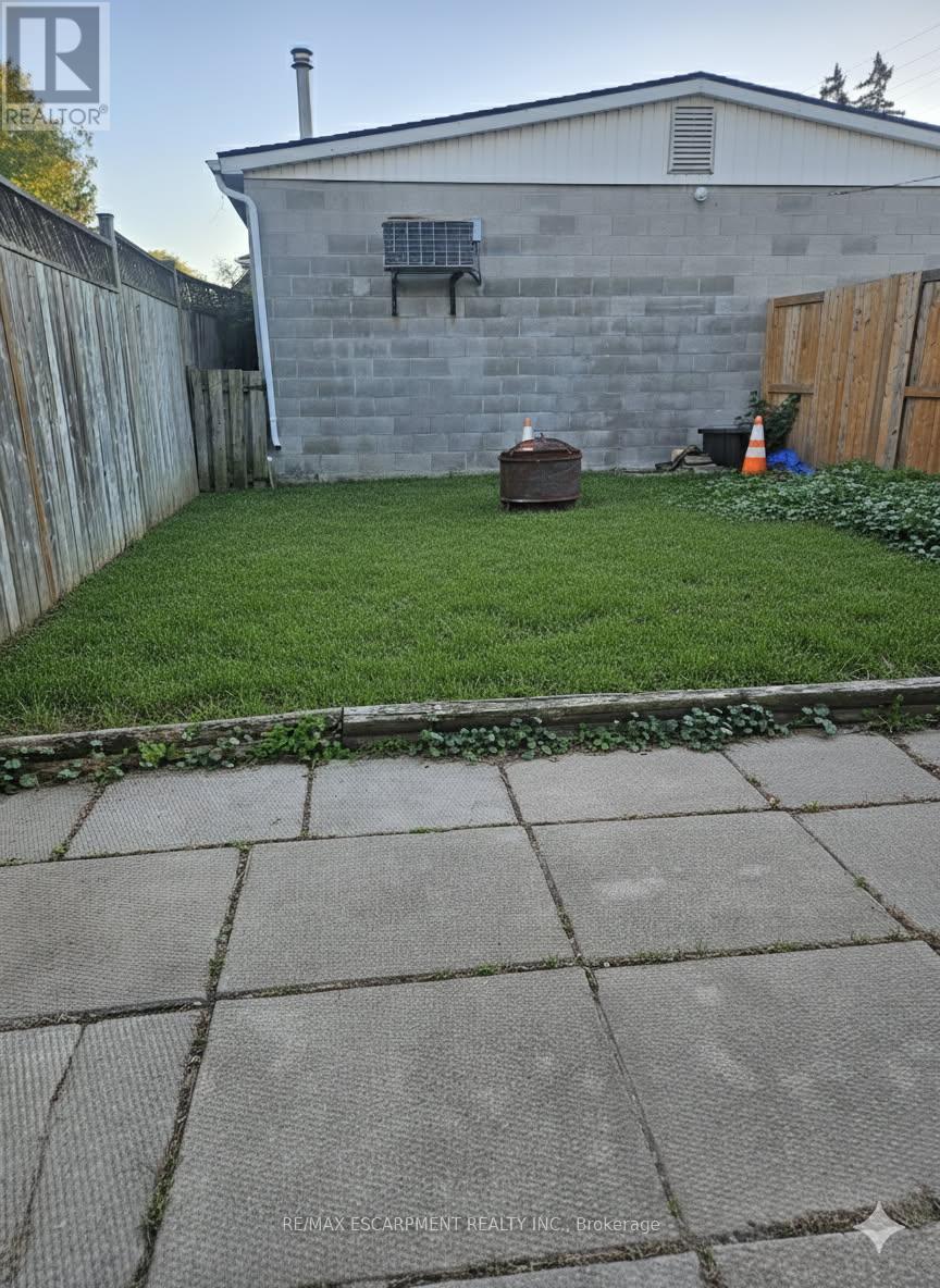 Single Family House Bungalow for Sale in  COCHRANE ROAD Hamilton (Rosedale) 