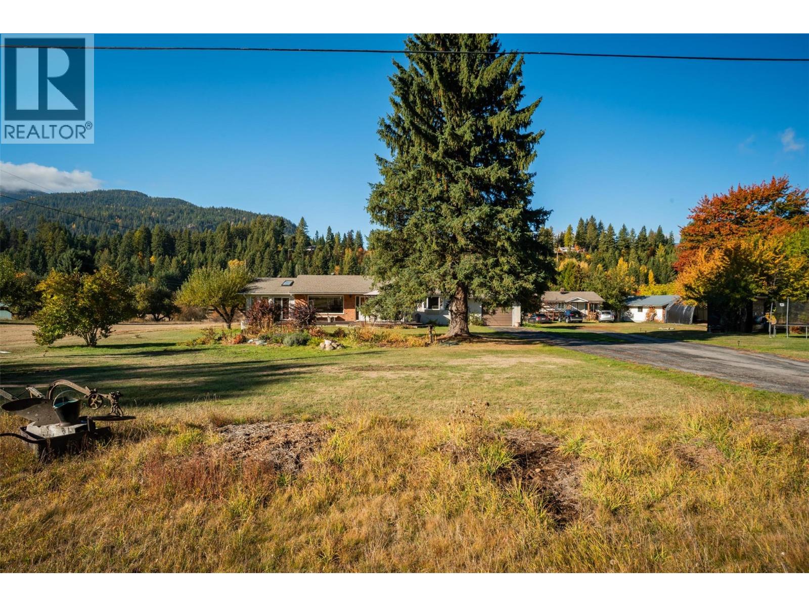 2697 SHOREACRES Road, Castlegar