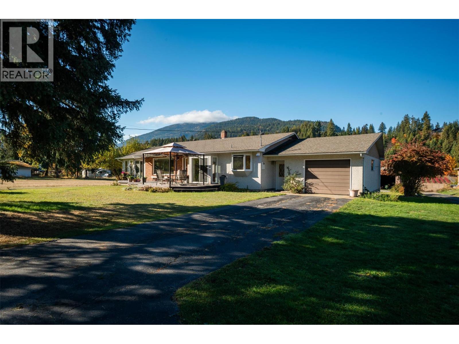 2697 SHOREACRES Road, Castlegar