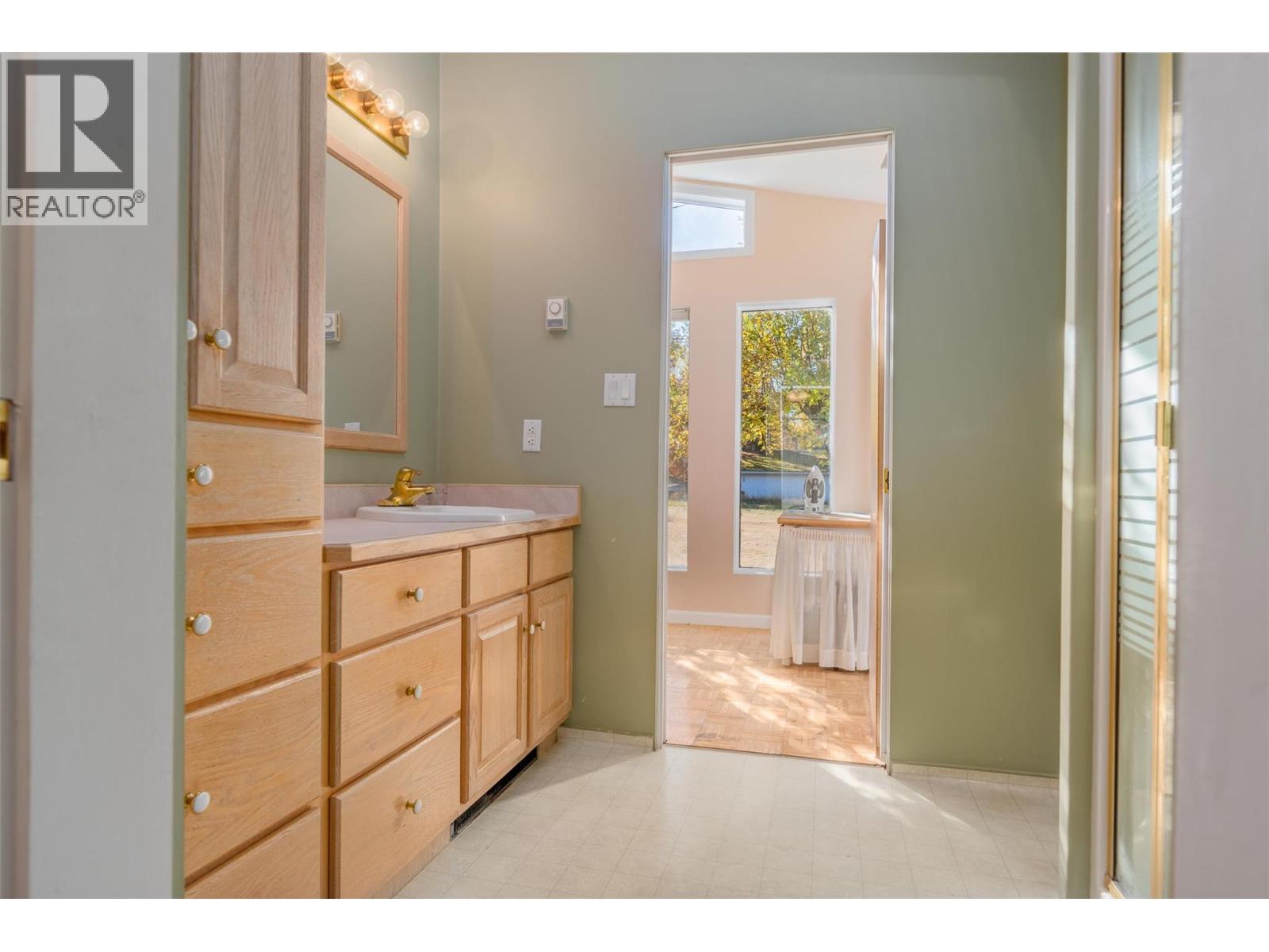 2697 SHOREACRES Road, Castlegar