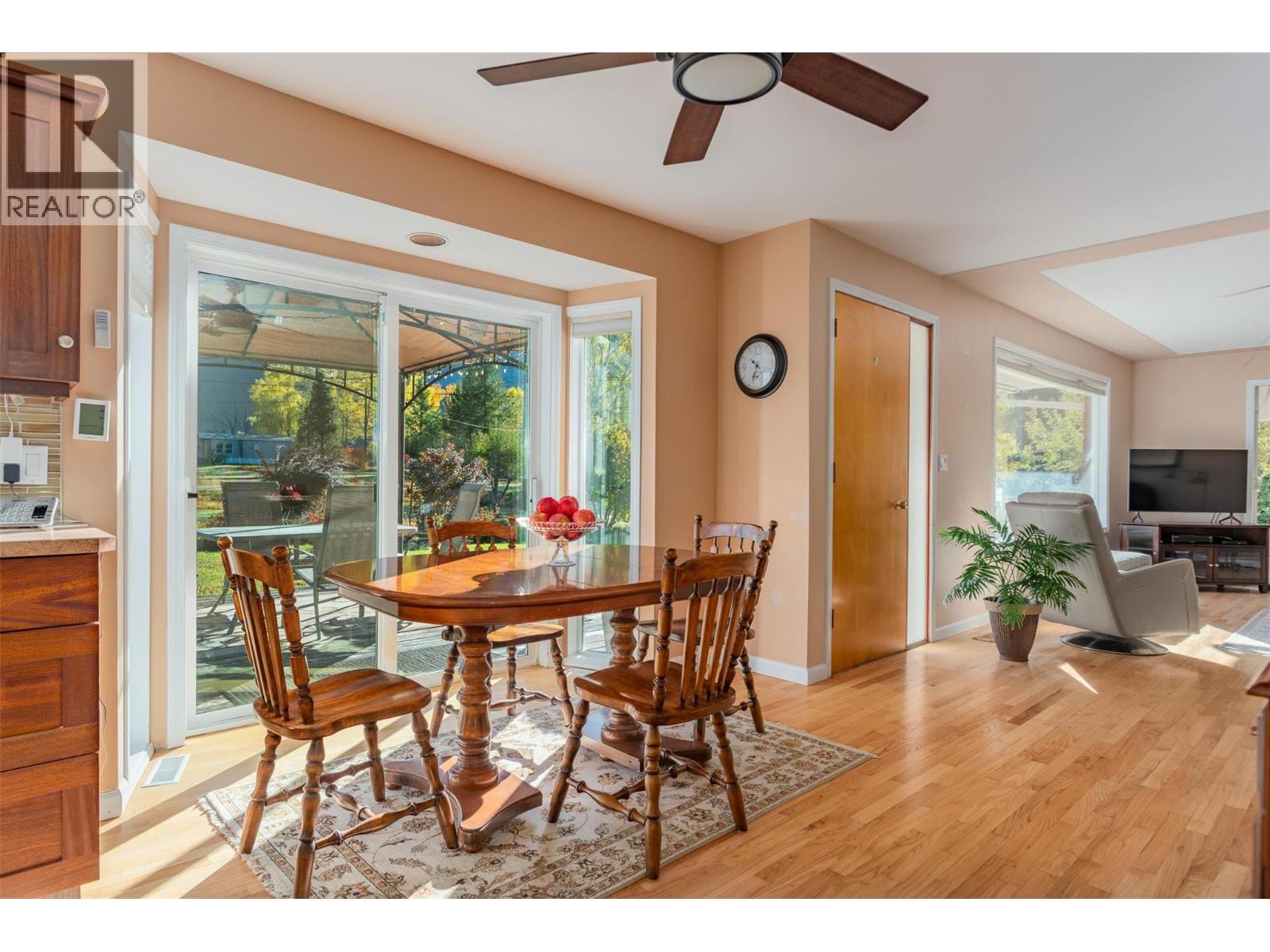 2697 SHOREACRES Road, Castlegar