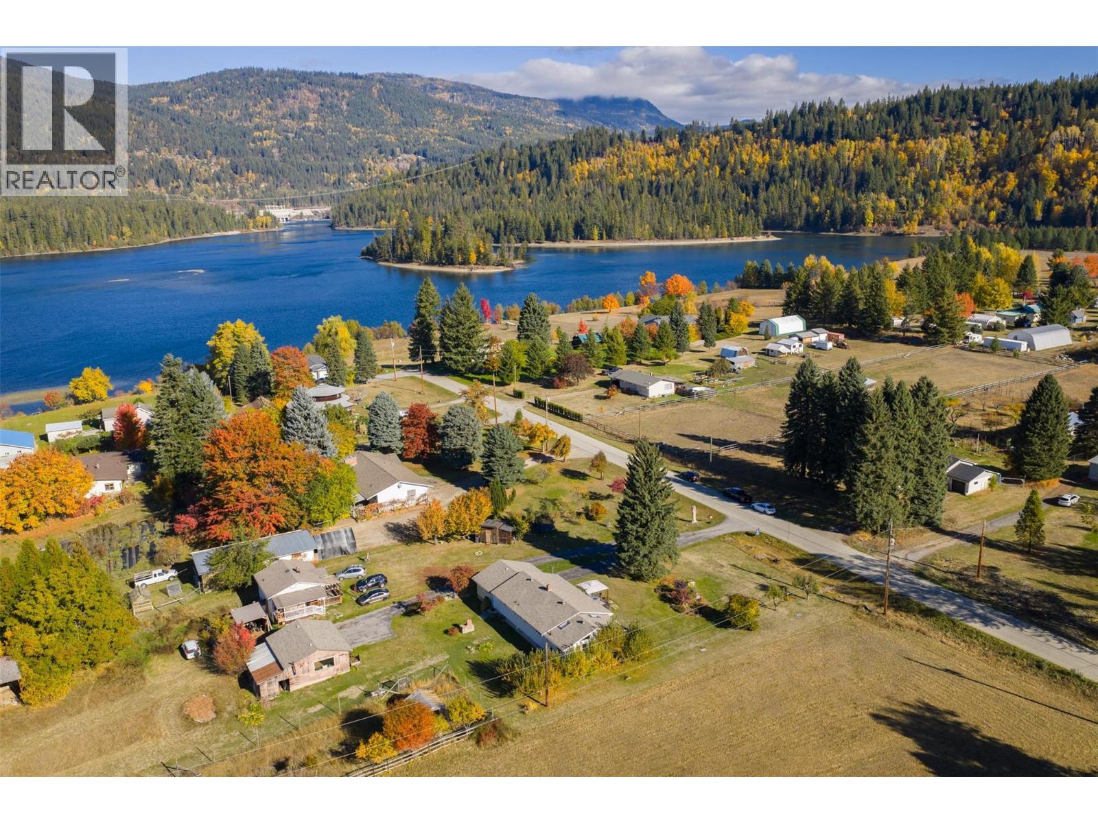 2697 SHOREACRES Road, Castlegar