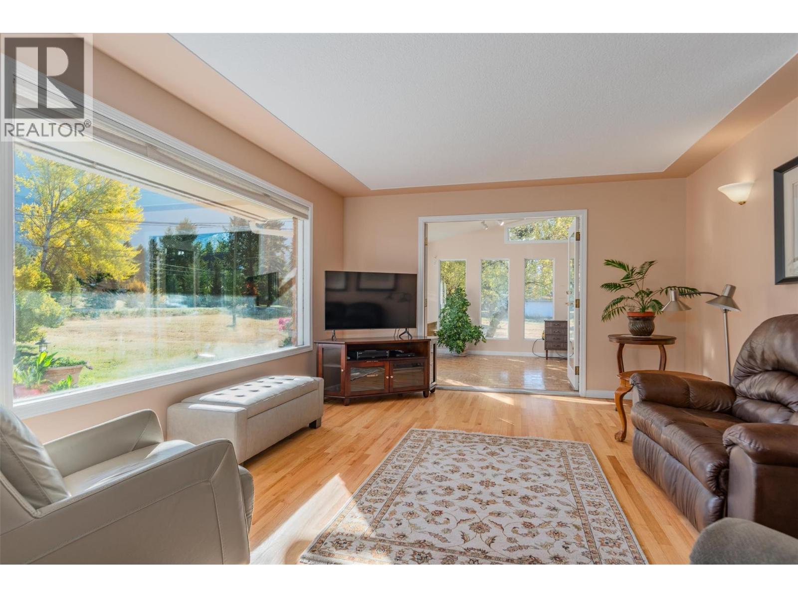2697 SHOREACRES Road, Castlegar