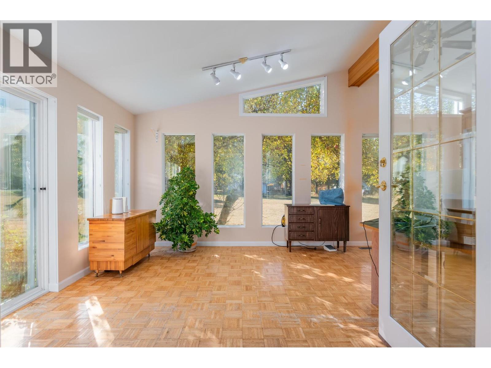 2697 SHOREACRES Road, Castlegar