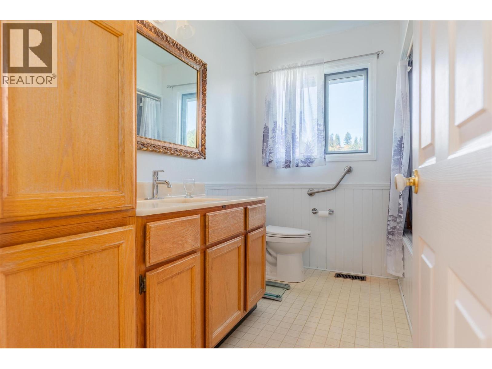 2697 SHOREACRES Road, Castlegar