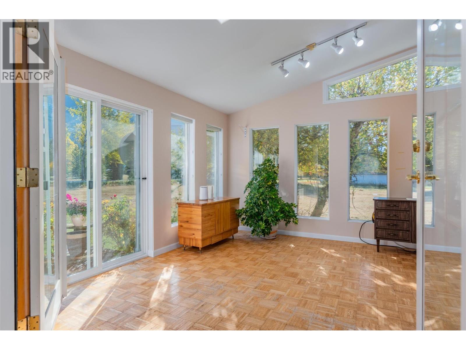 2697 SHOREACRES Road, Castlegar