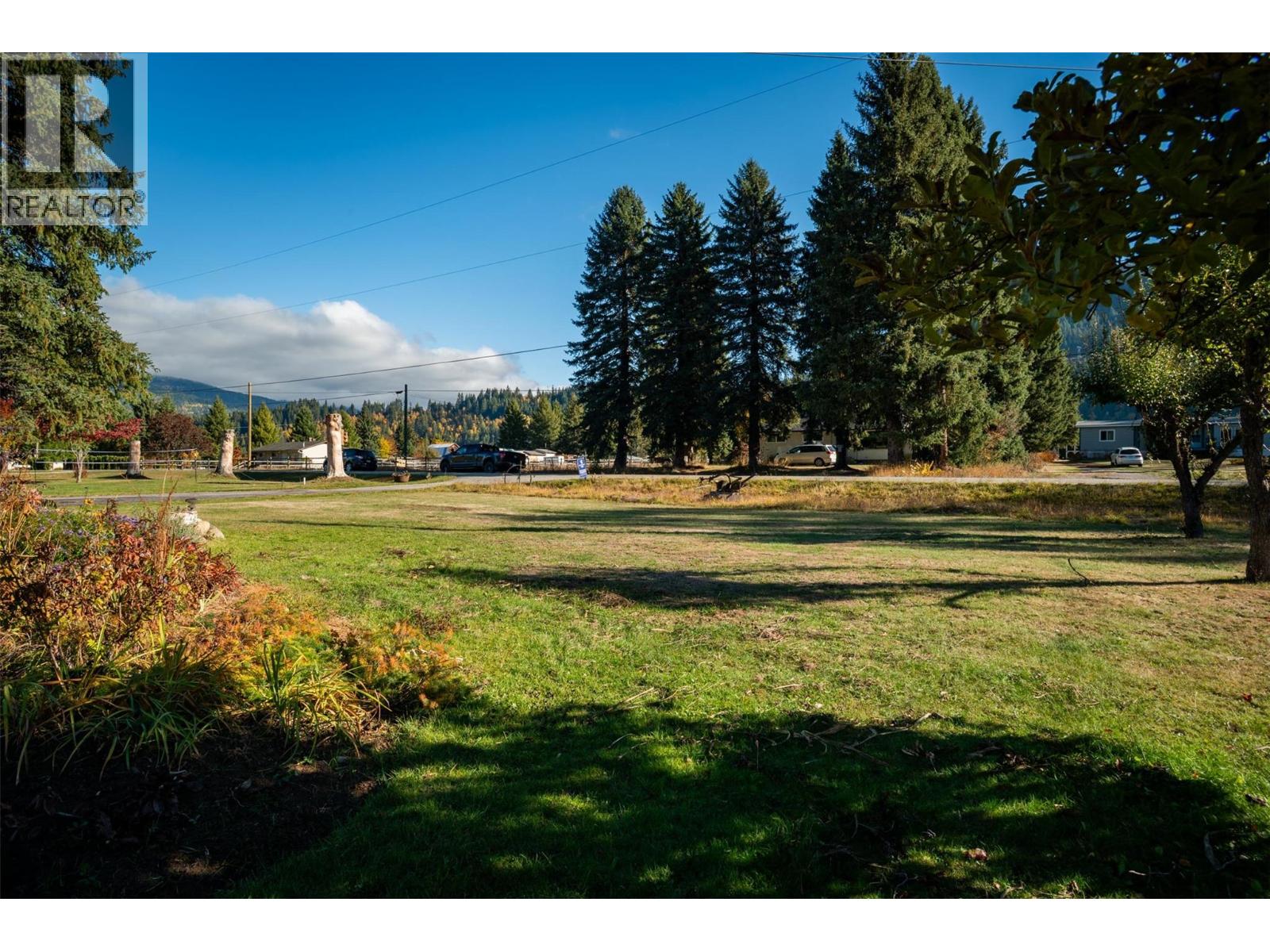 2697 SHOREACRES Road, Castlegar