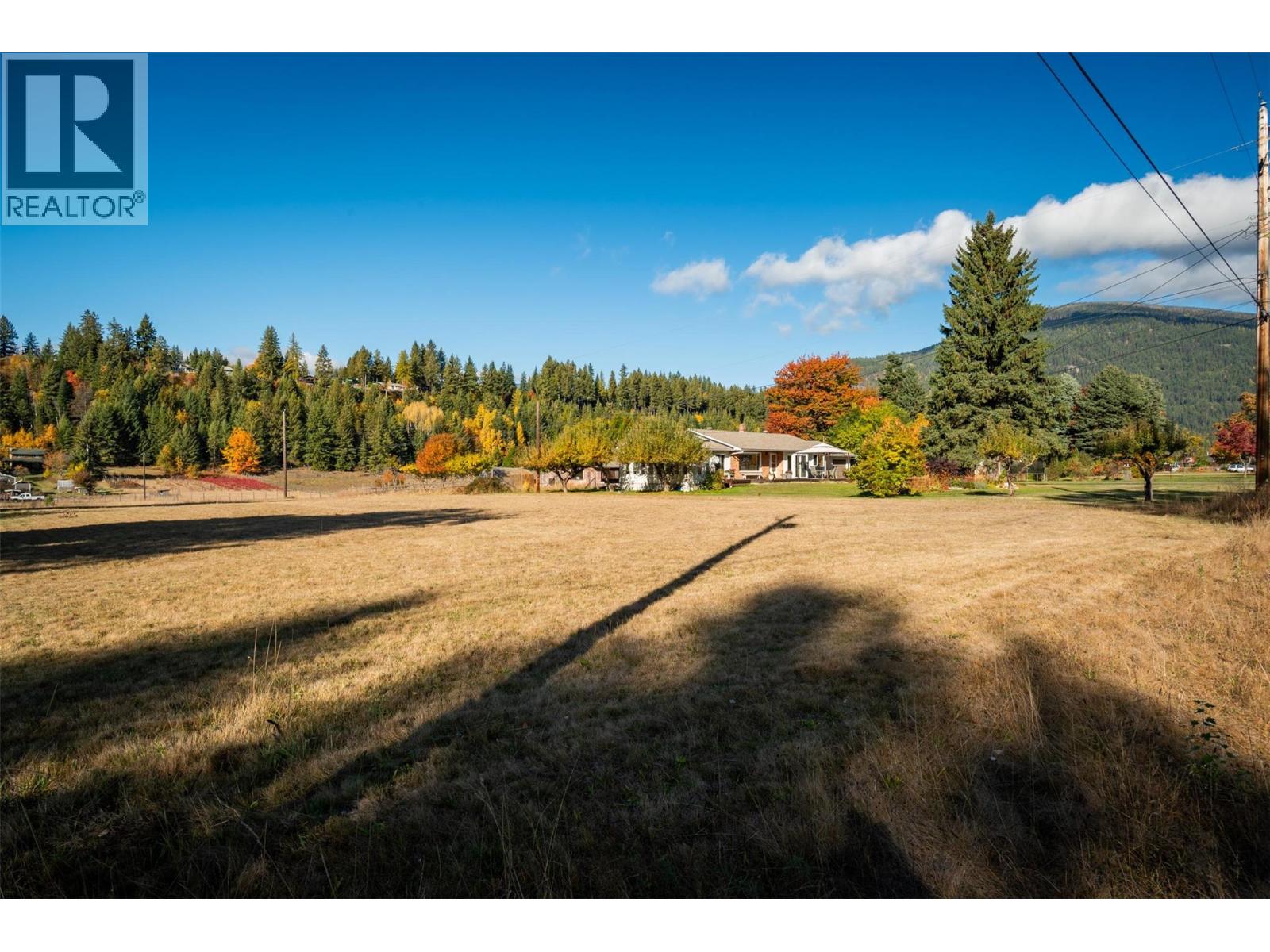 2697 SHOREACRES Road, Castlegar