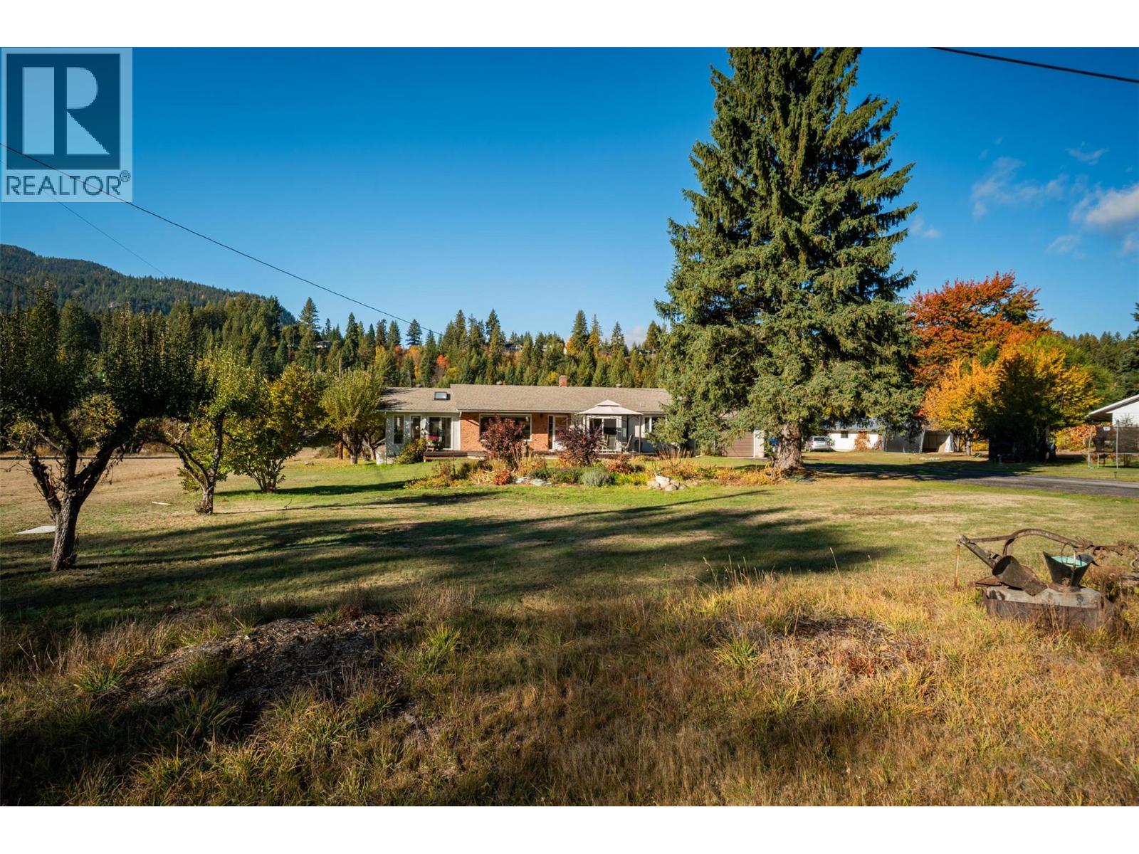 2697 SHOREACRES Road, Castlegar