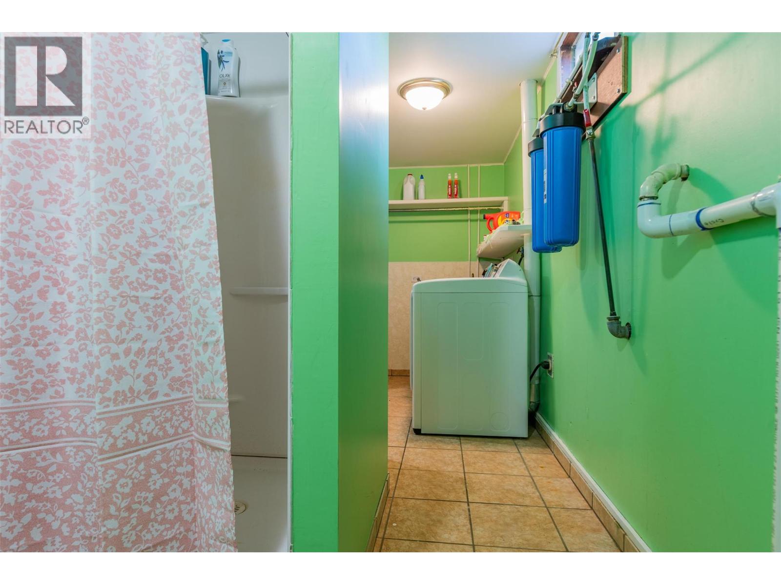 2697 SHOREACRES Road, Castlegar