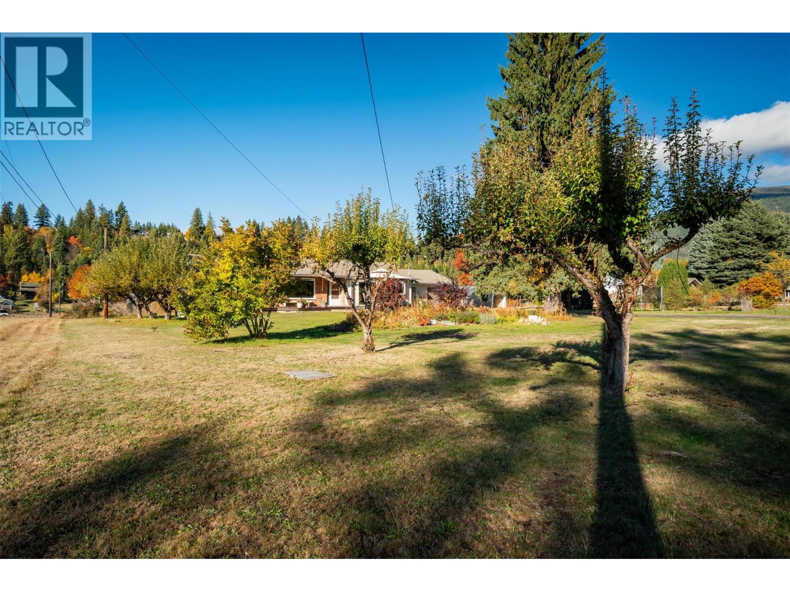 2697 SHOREACRES Road, Castlegar