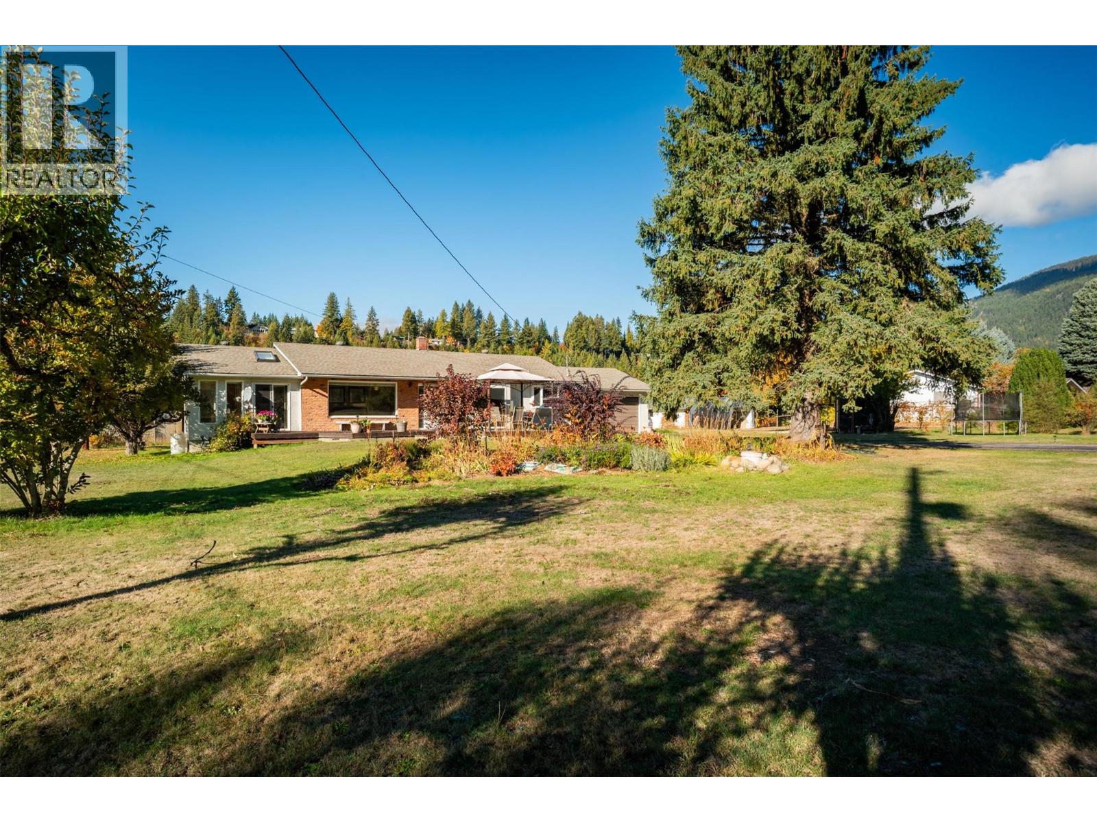 2697 SHOREACRES Road, Castlegar