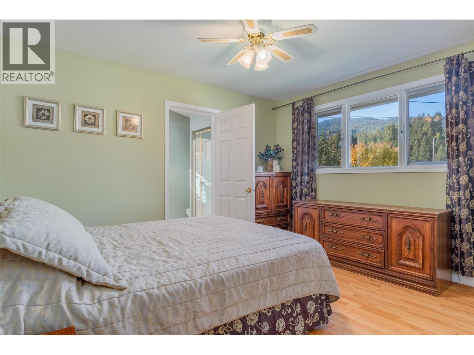 2697 SHOREACRES Road, Castlegar
