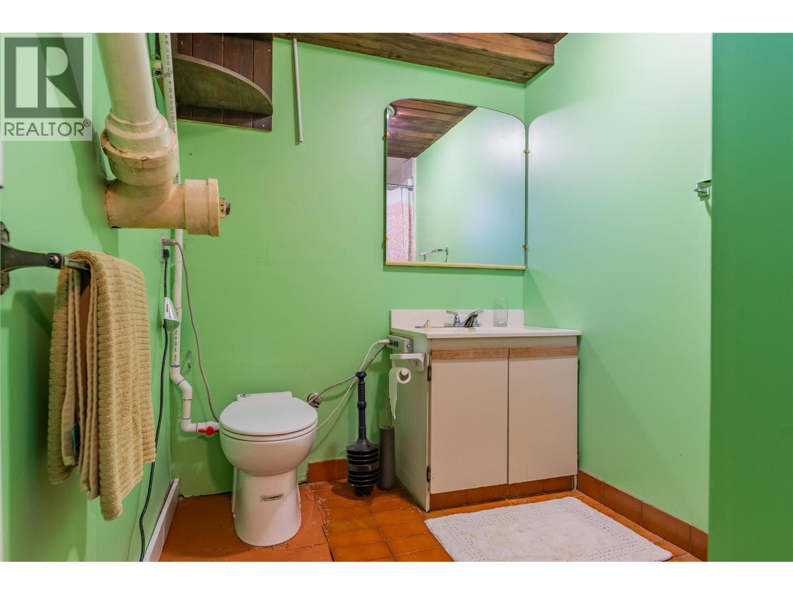 2697 SHOREACRES Road, Castlegar