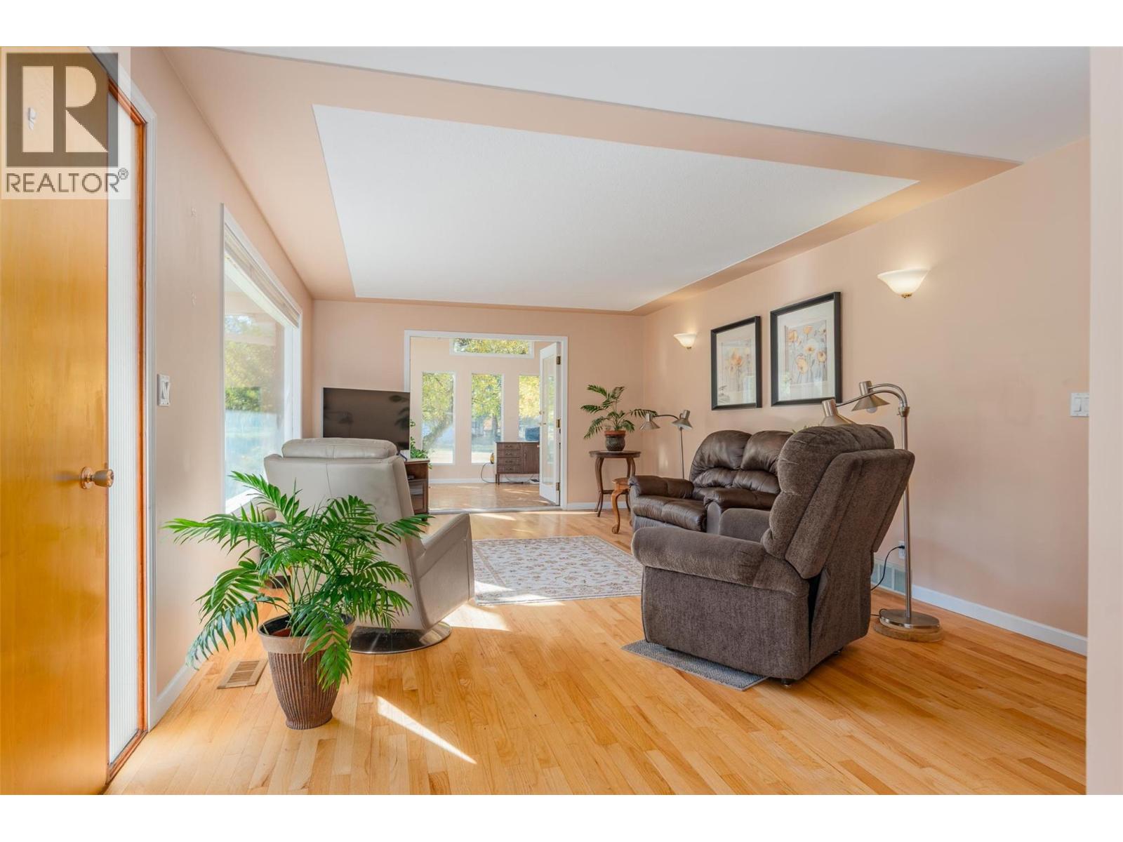 2697 SHOREACRES Road, Castlegar