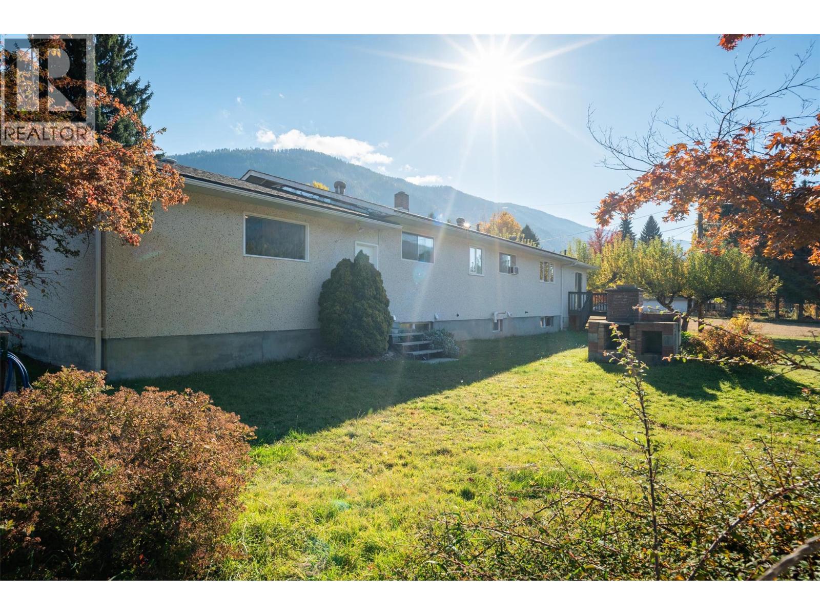 2697 SHOREACRES Road, Castlegar