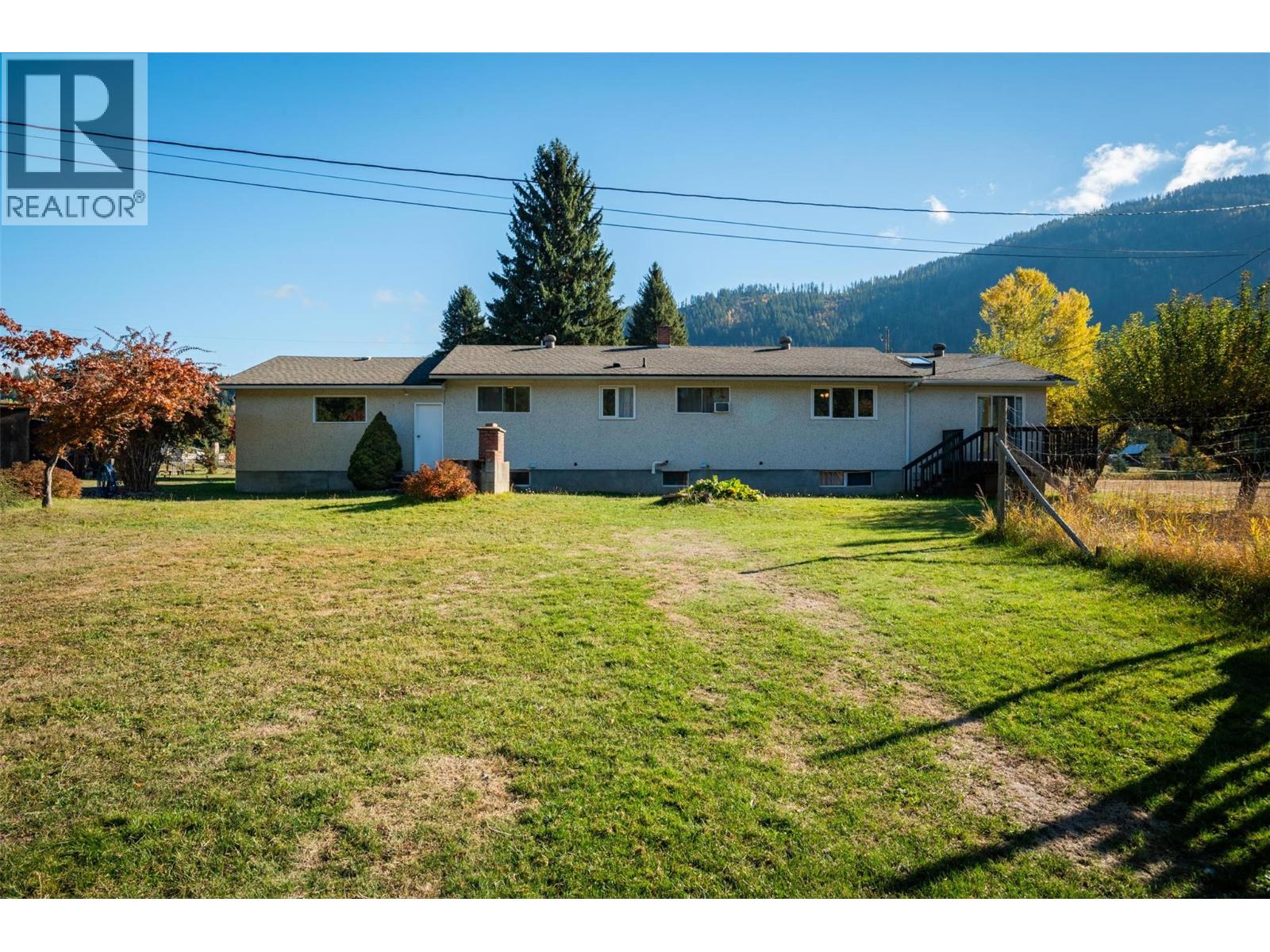 2697 SHOREACRES Road, Castlegar