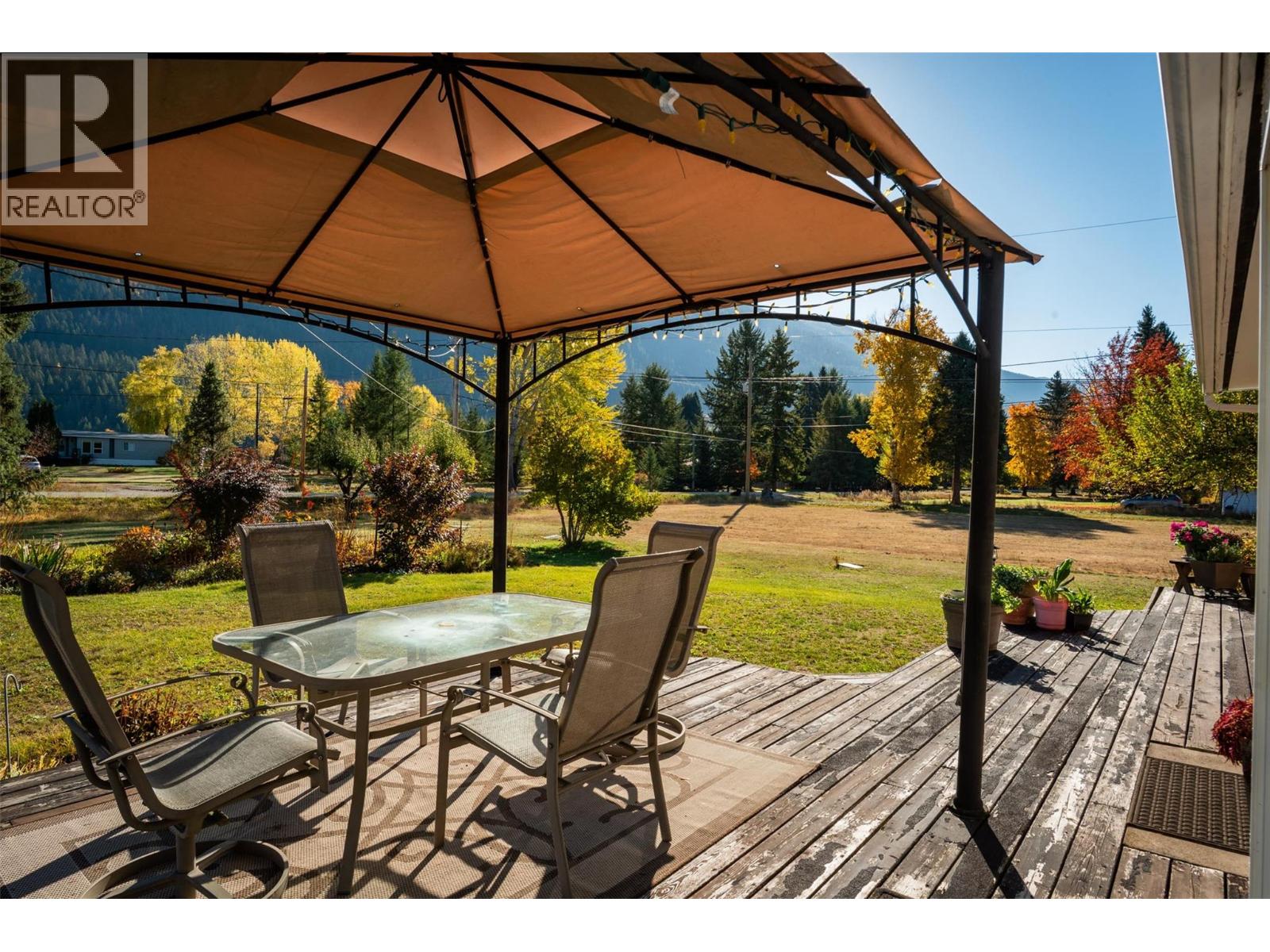 2697 SHOREACRES Road, Castlegar