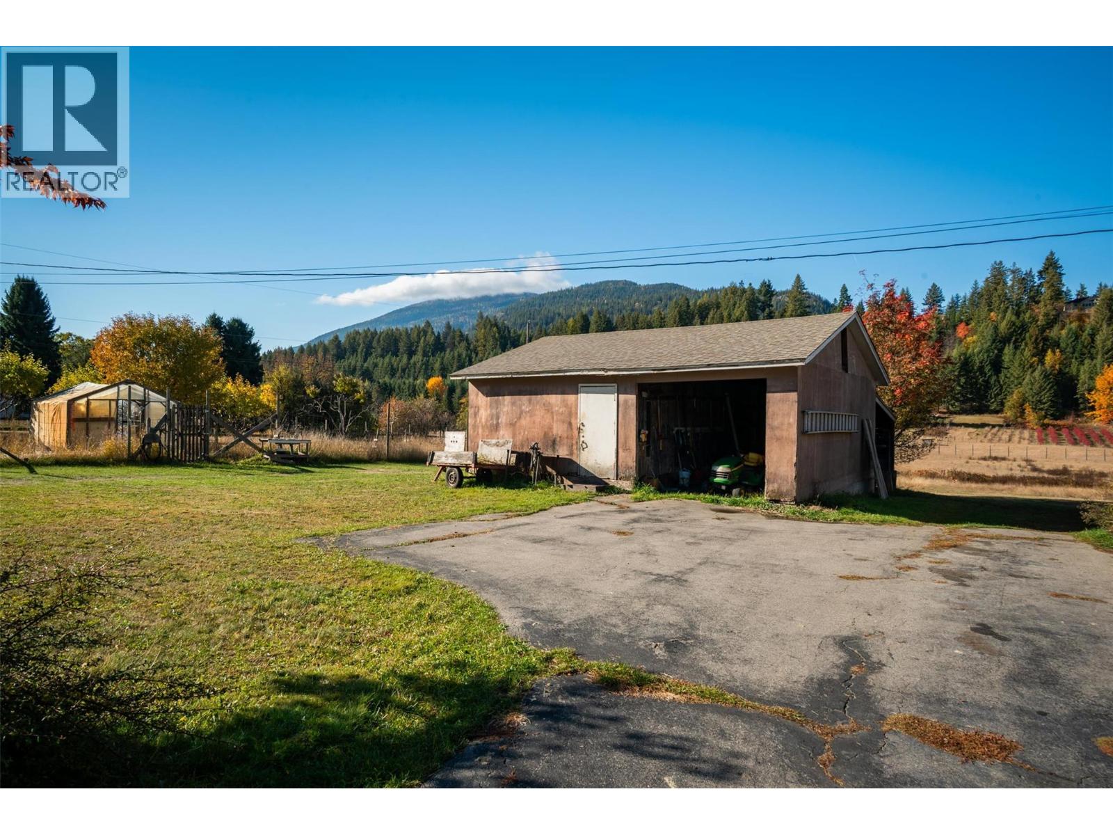 2697 SHOREACRES Road, Castlegar