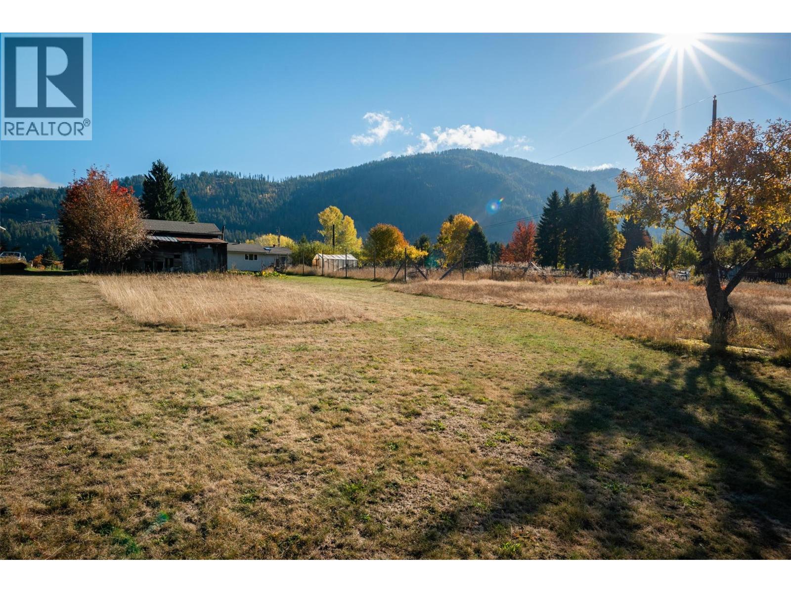 2697 SHOREACRES Road, Castlegar