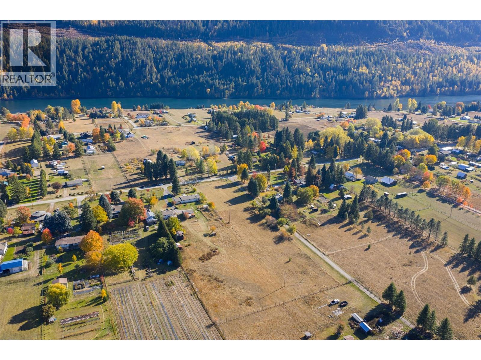 2697 SHOREACRES Road, Castlegar