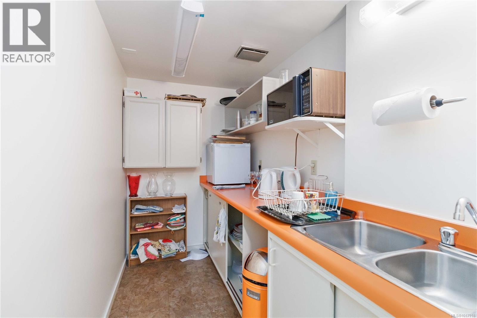 401 190 Gorge Road West, Saanich