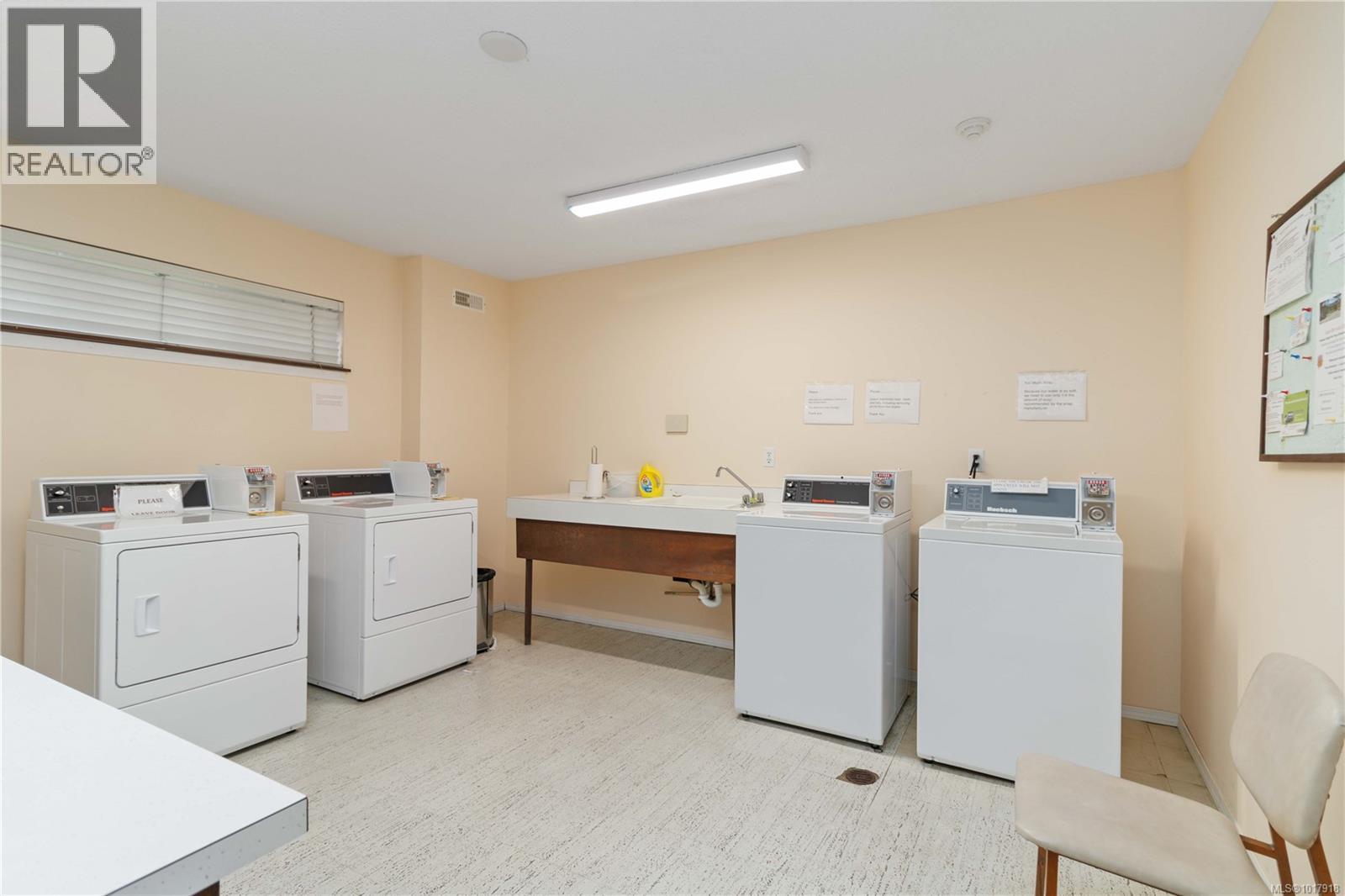 401 190 Gorge Road West, Saanich