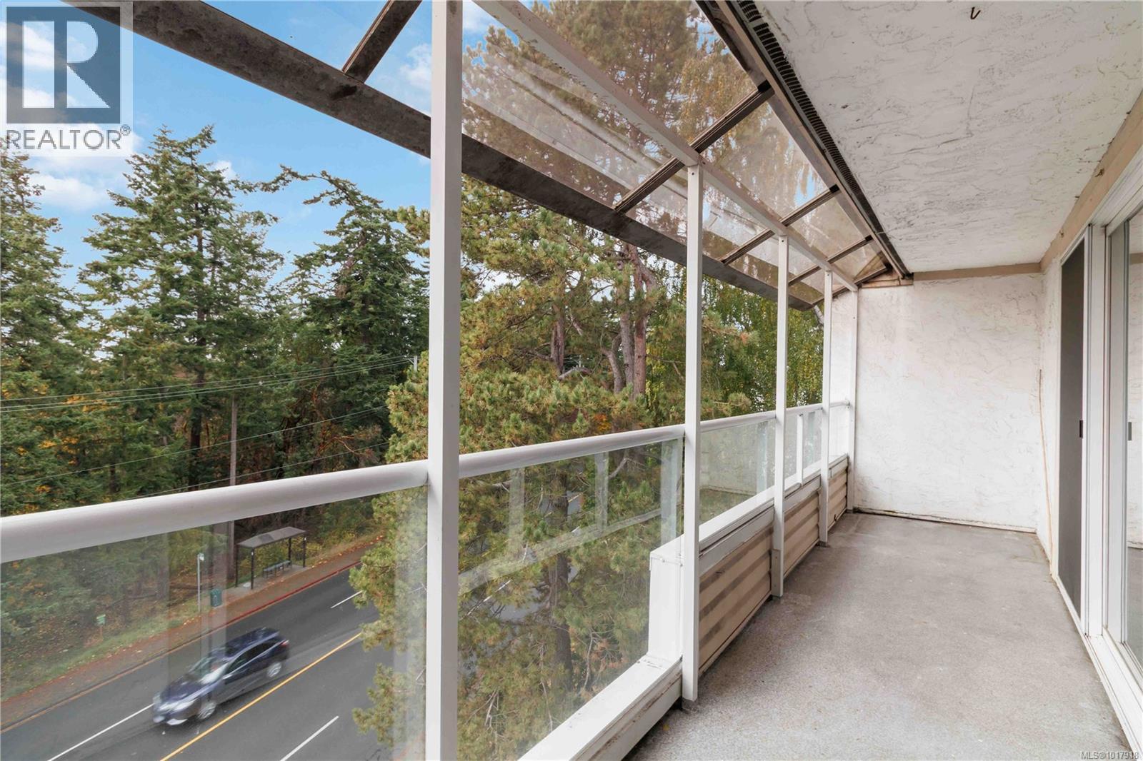 401 190 Gorge Road West, Saanich