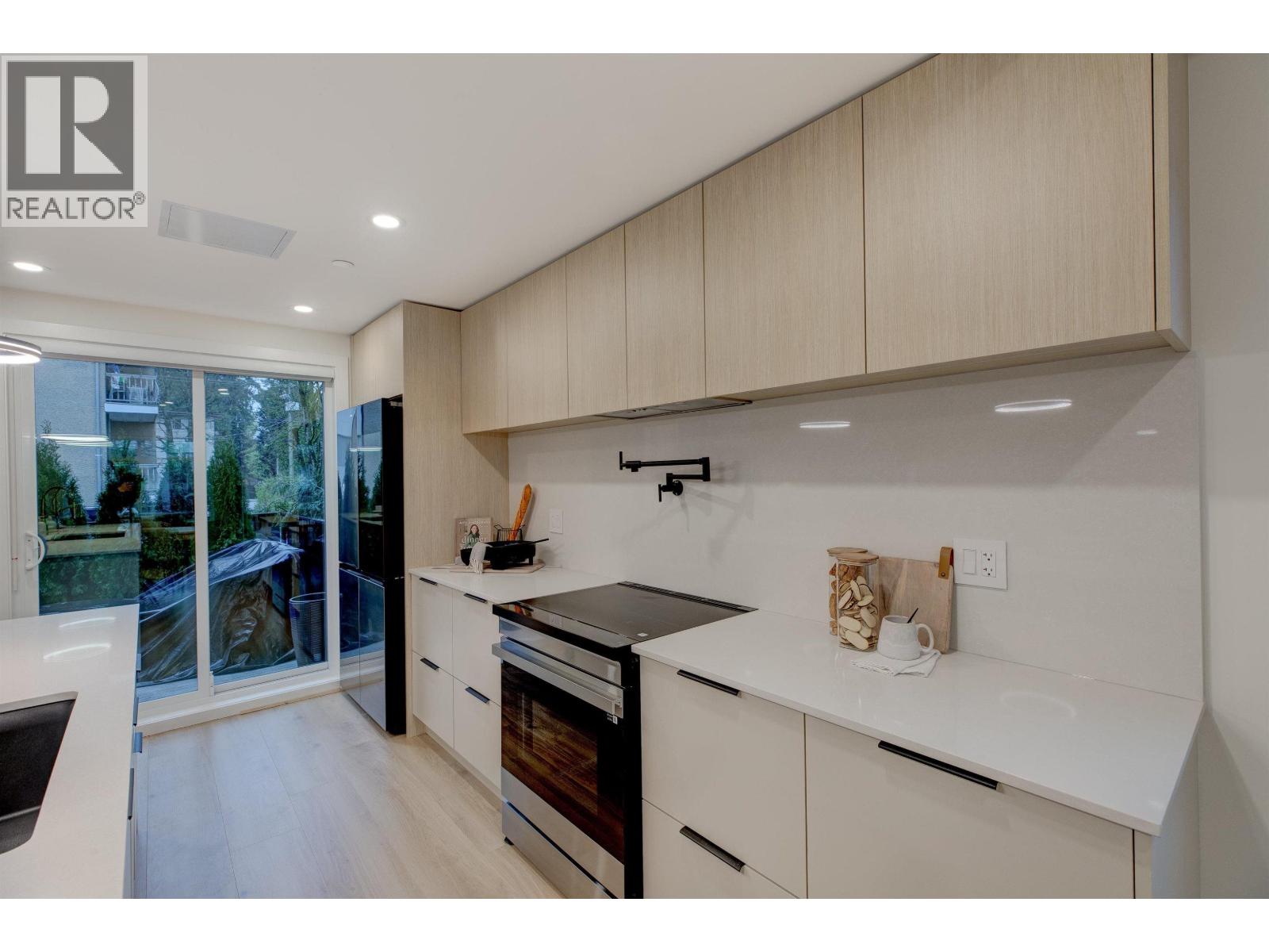 5 339 KEARY STREET, New Westminster