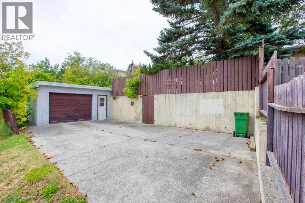 Single Family House Bi-level for Sale in  Silverthorn Way NW Silver Springs Calgary 