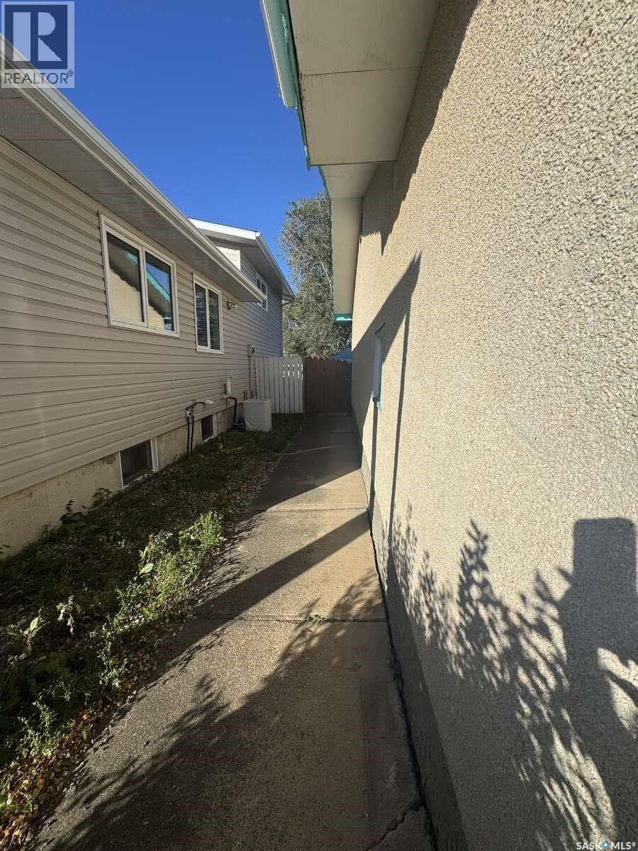 58 STEWART CRESCENT - 34