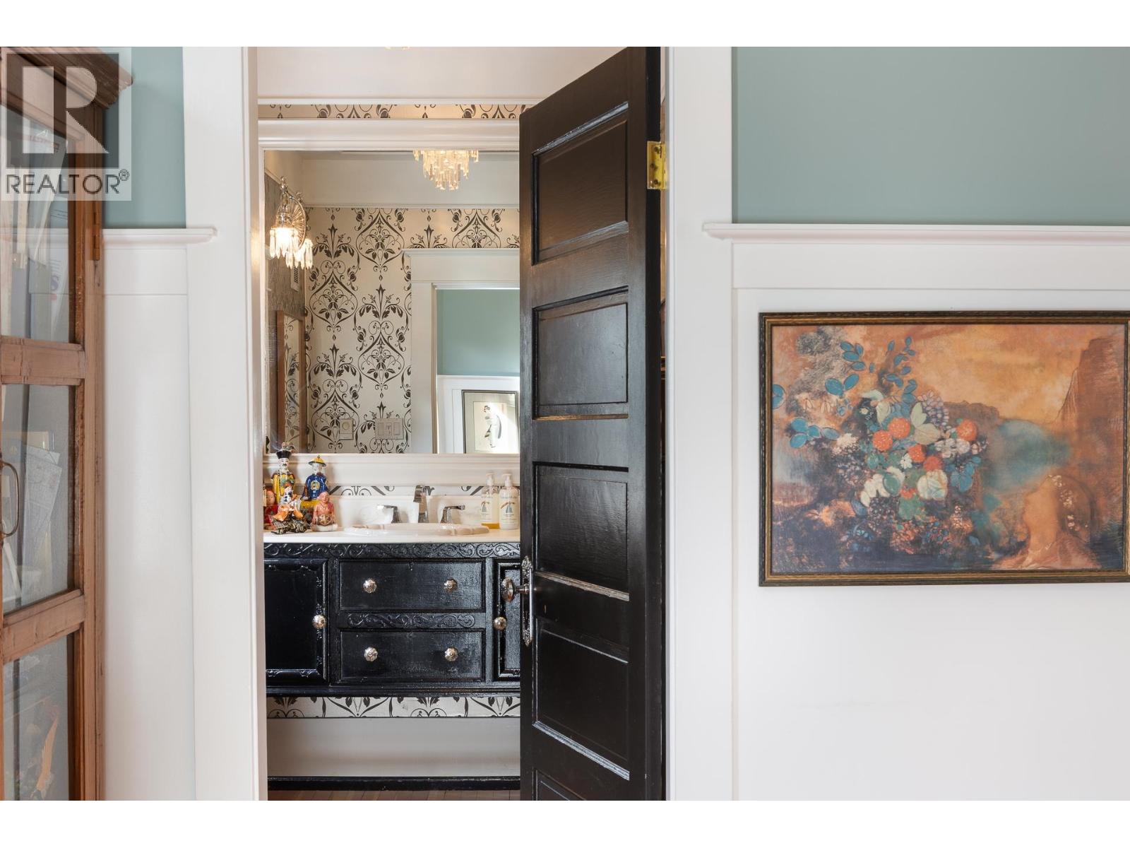 529 E 11TH STREET, North Vancouver