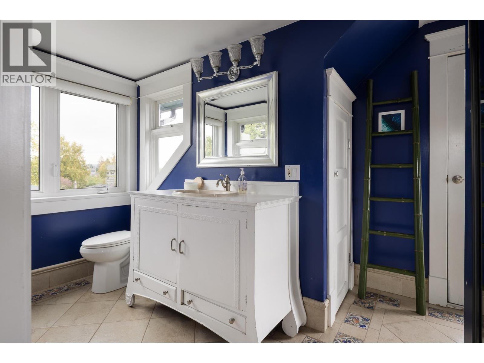 529 E 11TH STREET, North Vancouver