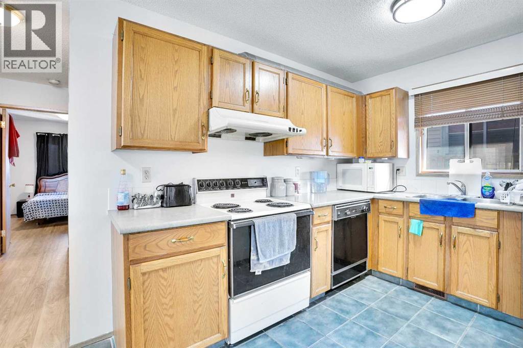 Single Family House Bi-level for Sale in  Erin Park Drive SE Erin Woods Calgary 