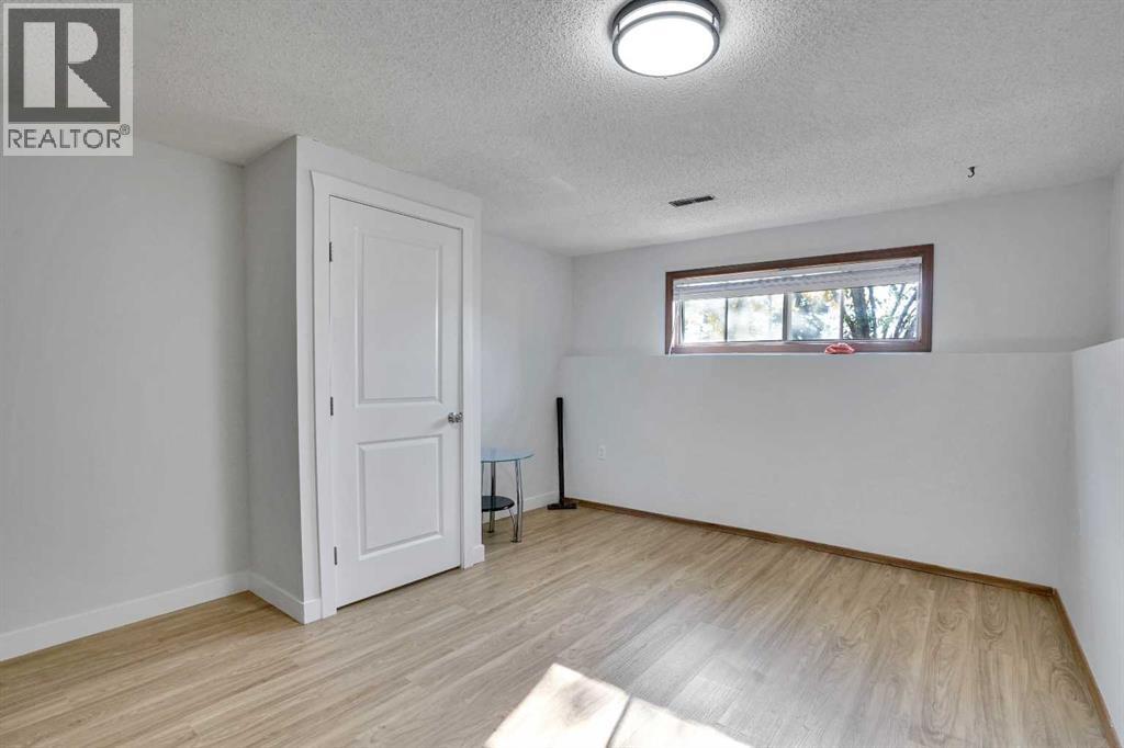 Single Family House Bi-level for Sale in  Erin Park Drive SE Erin Woods Calgary 