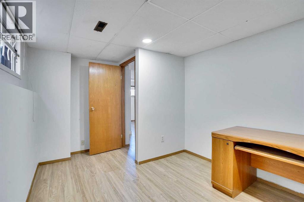 Single Family House Bi-level for Sale in  Erin Park Drive SE Erin Woods Calgary 