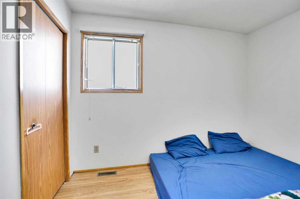 Single Family House Bi-level for Sale in  Erin Park Drive SE Erin Woods Calgary 