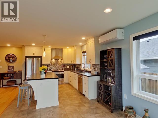 7361 GLACIER STREET, Powell River