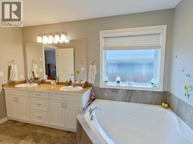 7361 GLACIER STREET, Powell River