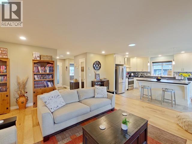 7361 GLACIER STREET, Powell River