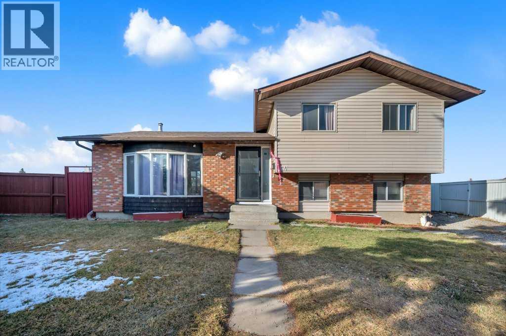Single Family House 4 Level for Sale in  Castledale Crescent NE Castleridge Calgary 