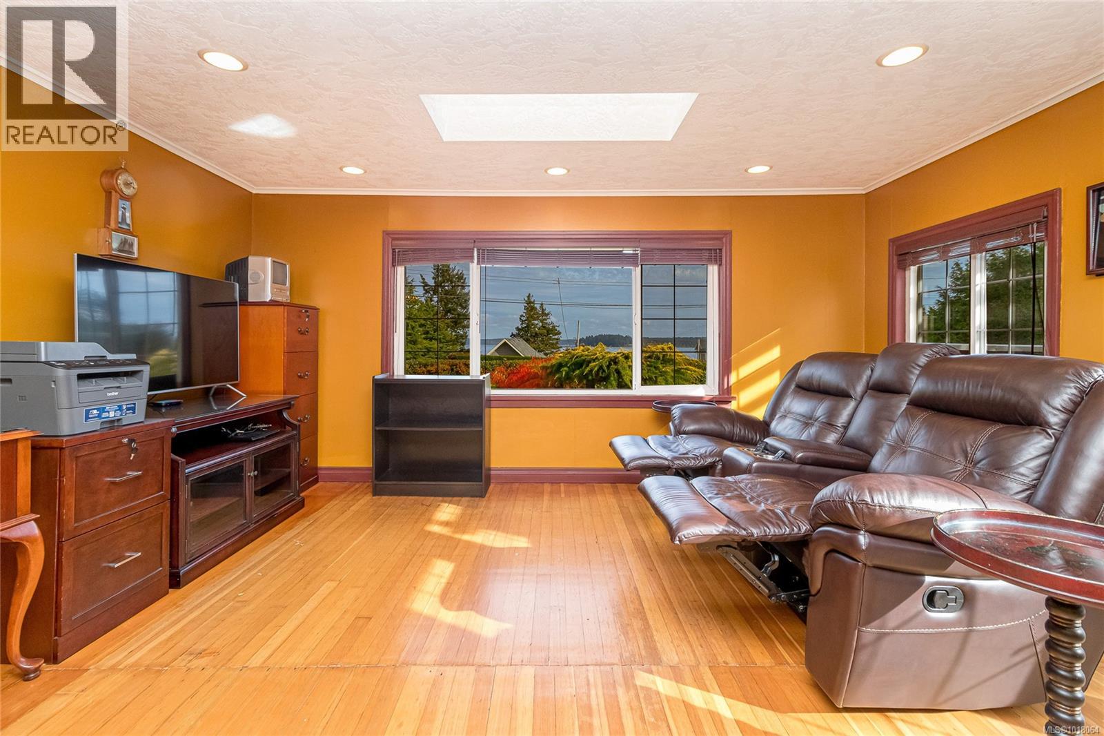 8576 Lochside Drive, North Saanich