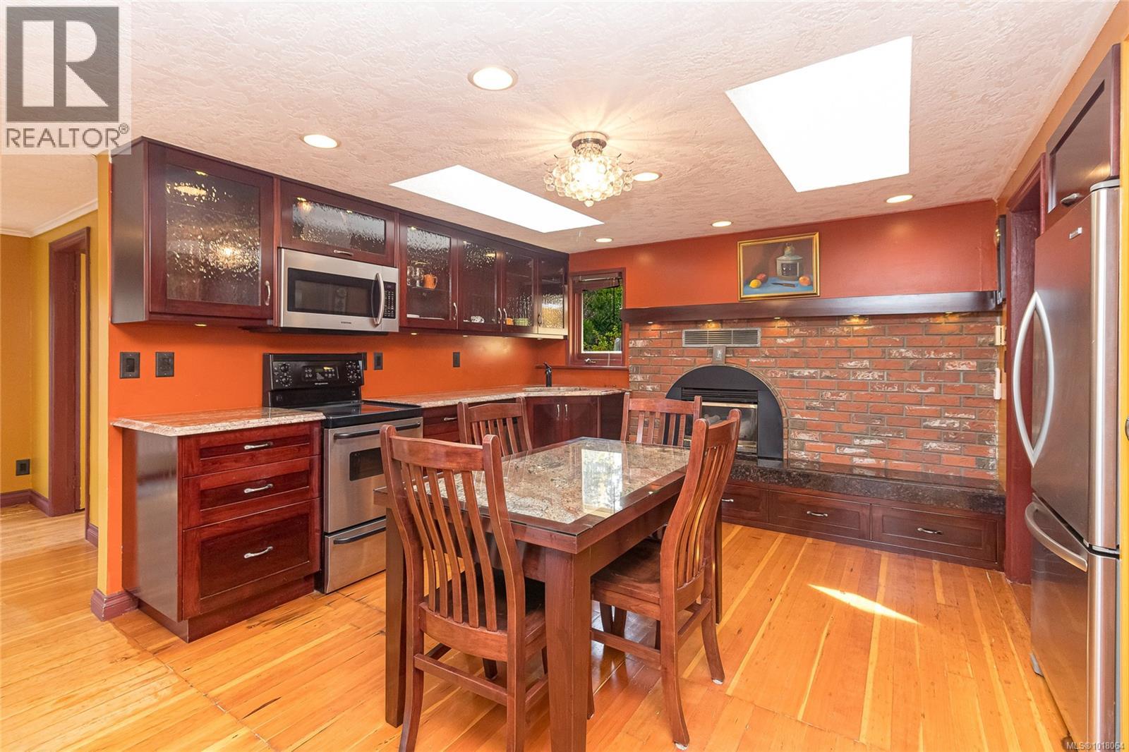 8576 Lochside Drive, North Saanich
