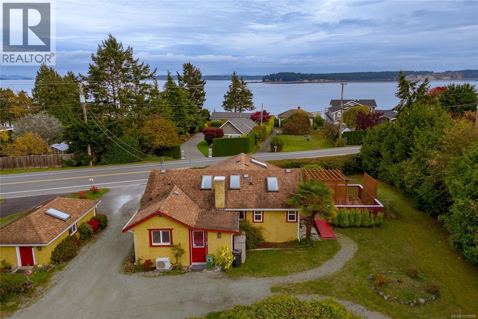 8576 Lochside Drive, North Saanich