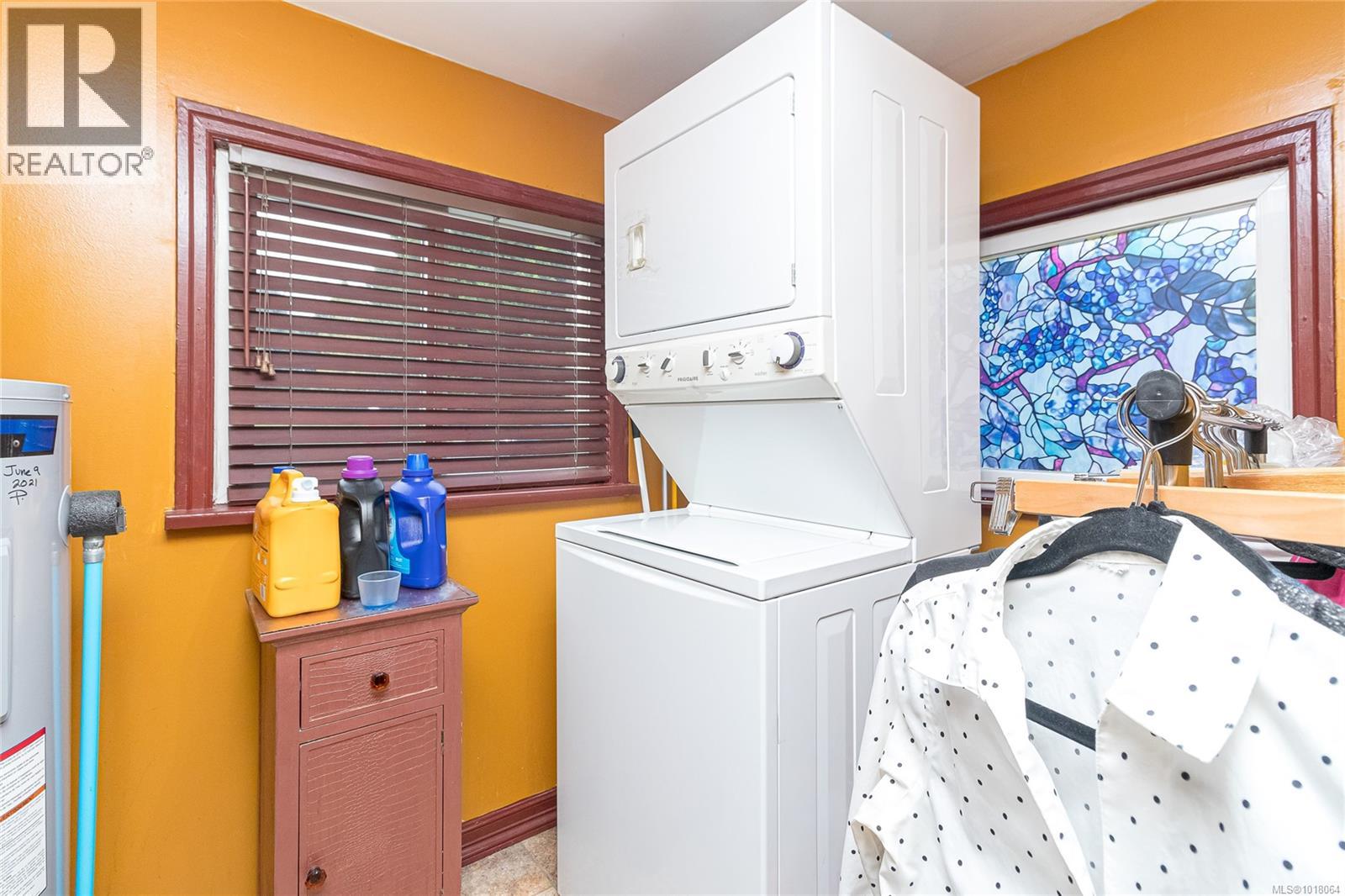 8576 Lochside Drive, North Saanich