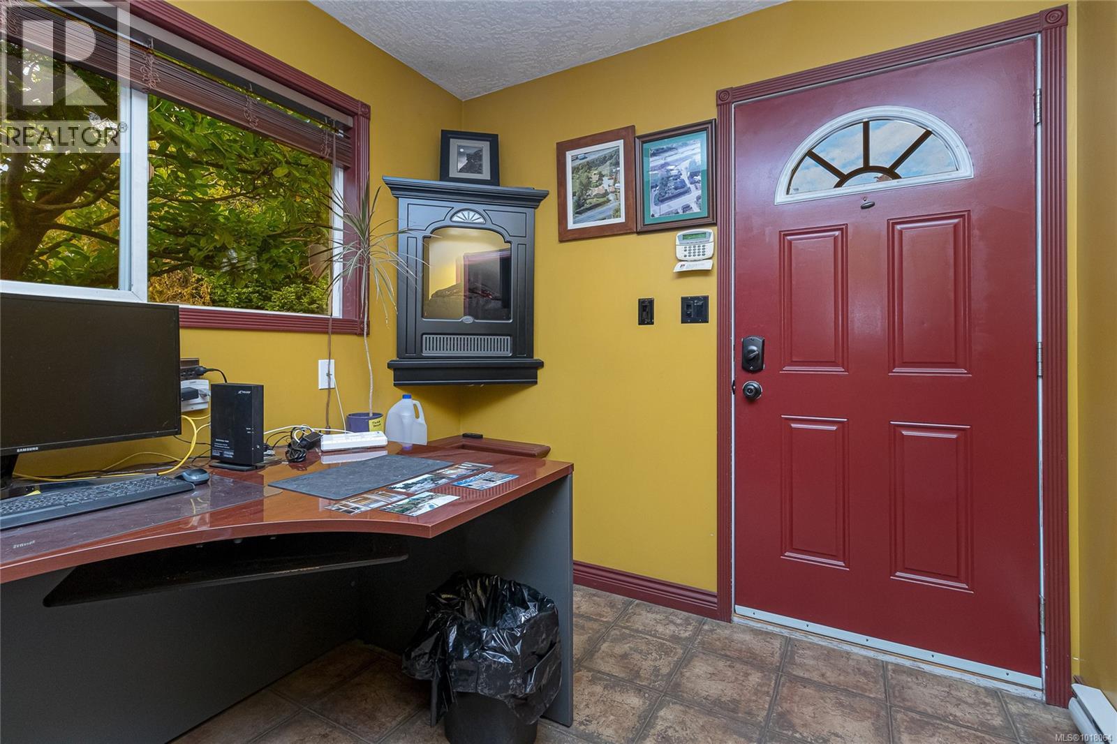 8576 Lochside Drive, North Saanich