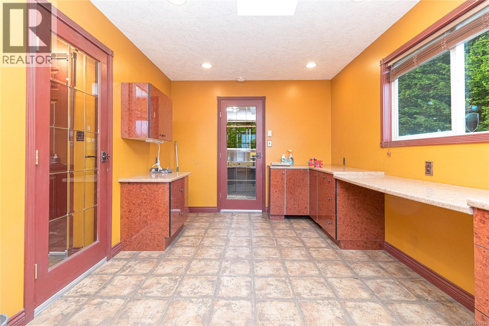 8576 Lochside Drive, North Saanich